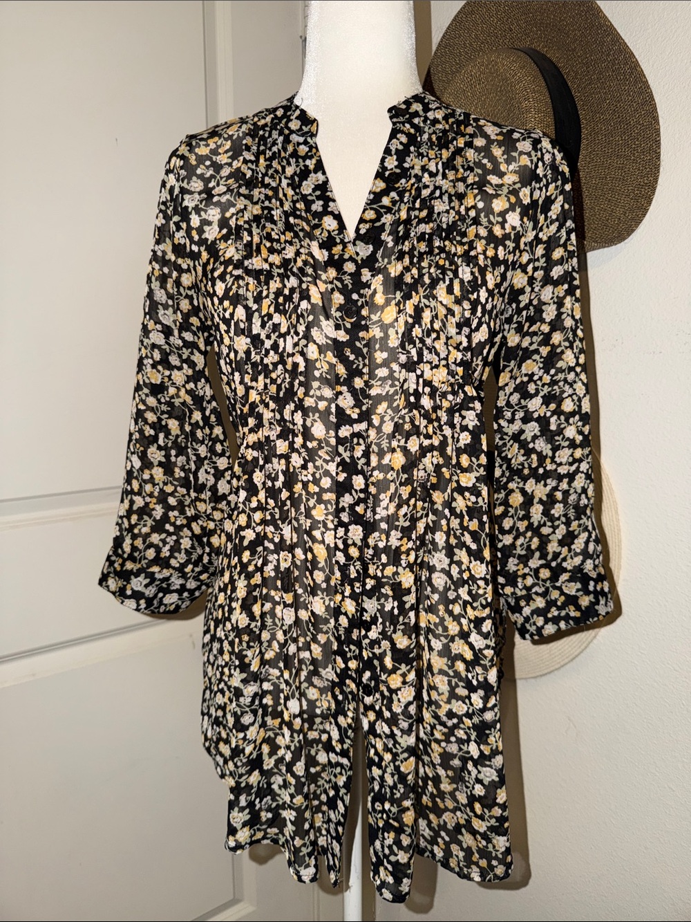 Preowned American Rag Blk Floral Tunic Blouse - Lightweight V-Neck, button down